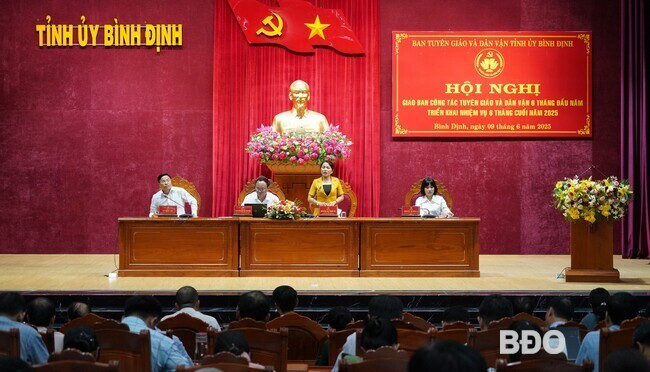 Đồng chí Nguyễn Thị Phong Vũ, Ủy viên Ban Thường vụ Tỉnh ủy, Trưởng Ban Tuyên giáo và Dân vận Tỉnh ủy (người đứng) phát biểu chỉ đạo tại Hội nghị. Ảnh: N.H