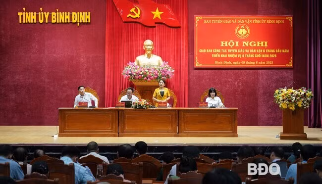 Đồng chí Nguyễn Thị Phong Vũ, Ủy viên Ban Thường vụ Tỉnh ủy, Trưởng Ban Tuyên giáo và Dân vận Tỉnh ủy (người đứng) phát biểu chỉ đạo tại Hội nghị. Ảnh: N.H