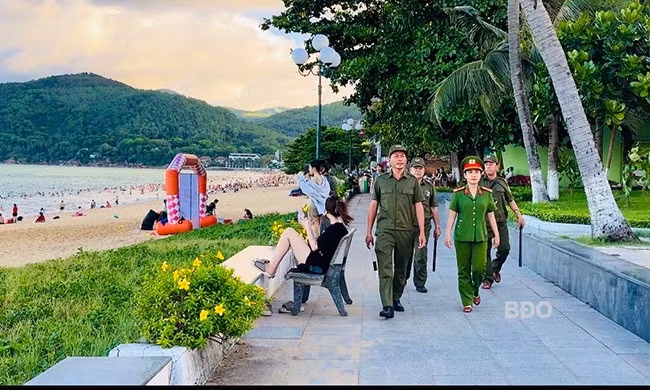 CA phường Nguyễn Văn Cừ (TP Quy Nhơn) và lực lượng bảo vệ ANTT tuần tra dọc bờ biển. Ảnh: T.L