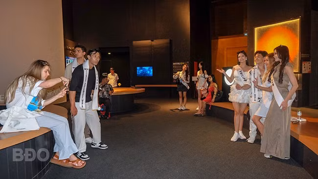 Chụp ảnh lưu lại khoảnh khắc đặt chân đến Trung tâm Khám phá khoa học và Đổi mới sáng tạo. Ảnh: ĐOAN NGỌC