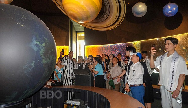 Tham quan và nghe giới thiệu trực quan sinh động về hệ mặt trời, trái đất. Ảnh: ĐOAN NGỌC