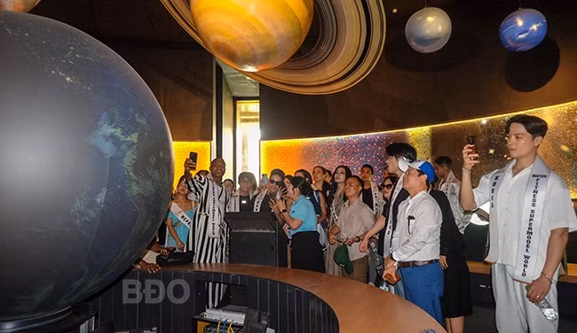 Tham quan và nghe giới thiệu trực quan sinh động về hệ mặt trời, trái đất. Ảnh: ĐOAN NGỌC