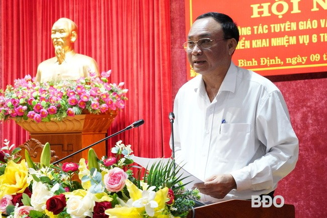 Phó Trưởng Ban Tuyên giáo và Dân vận Tỉnh ủy Nguyễn Huỳnh Huyện báo cáo sơ kết công tác tuyên giáo, dân vận trên địa bàn tỉnh 6 tháng đầu năm 2025. Ảnh: N.H