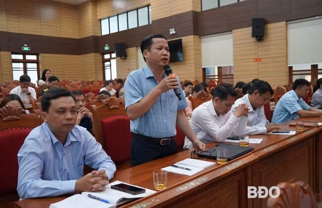 Trưởng Ban Tuyên giáo và Dân vận Huyện ủy An Lão Châu Văn Hiếu phát biểu tham luận tại hội nghị. Ảnh: N.H