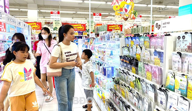 Cần sớm ban hành các văn bản quy phạm pháp luật về quản lý mỹ phẩm để đảm bảo thống nhất trong quản lý mỹ phẩm. - Trong ảnh: Người tiêu dùng chọn mua sản phẩm mỹ phẩm tại cơ sở kinh doanh tại TP Quy Nhơn. Ảnh: M.H Cần sớm ban hành các văn bản quy phạm pháp luật về quản lý mỹ phẩm để đảm bảo thống nhất trong quản lý mỹ phẩm. - Trong ảnh: Người tiêu dùng chọn mua sản phẩm mỹ phẩm tại cơ sở kinh doanh tại TP Quy Nhơn. Ảnh: M.H