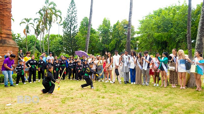 Xem biểu diễn võ cổ truyền Bình Định. Ảnh: ĐOAN NGỌC