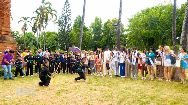 Xem biểu diễn võ cổ truyền Bình Định. Ảnh: ĐOAN NGỌC