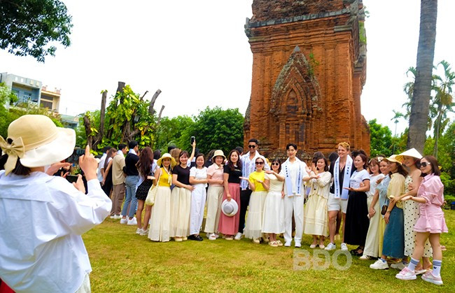 Du khách hào hứng chụp ảnh với các thí sinh Cuộc thi Hoa hậu và Nam vương siêu mẫu thể hình thế giới 2025. Ảnh: ĐOAN NGỌC