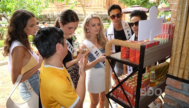 Tìm hiểu các sản phẩm OCOP của Bình Định. Ảnh: ĐOAN NGỌC