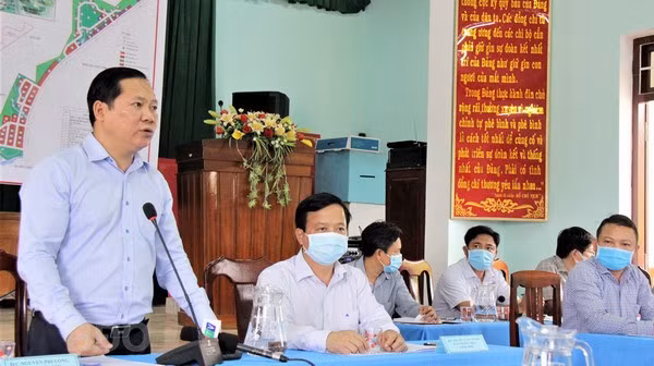 Chủ tịch UBND tỉnh Nguyễn Phi Long đối thoại với người dân và yêu cầu lãnh đạo các đơn vị liên quan tham mưu tỉnh tổ chức đền bù giải phóng mặt bằng, tái định cư, đảm bảo quyền lợi cho người dân Vĩnh Hội. Ảnh: NGUYỄN MUỘI
