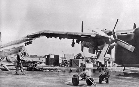 Máy bay vận tải C.119 của Mỹ ở Sân bay Tân Sơn Nhất bị quân Giải phóng phá hủy (2.1968). Ảnh: Tư liệu TTXGP