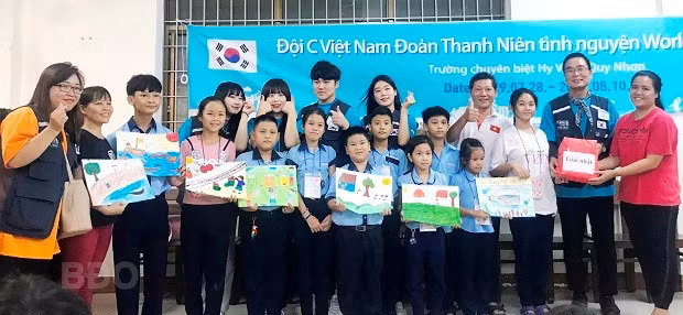 Trong khuôn khổ của các hoạt động giao lưu, một cuộc thi vẽ tranh về chủ đề môi trường đã được tổ chức cho các học sinh khuyết tật.