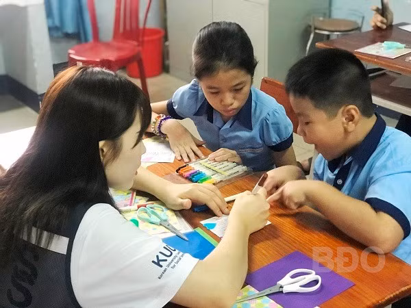Sinh viên Hàn Quốc cùng học sinh Trường Chuyên biệt Hy vọng Quy Nhơn sáng tạo nên những bức tranh màu sắc.