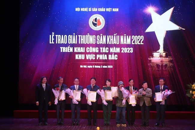 Trao giải A cho các vở diễn sân khấu xuất sắc. Ảnh: Quang Tấn. Trao giải A cho các vở diễn sân khấu xuất sắc. Ảnh: Quang Tấn.