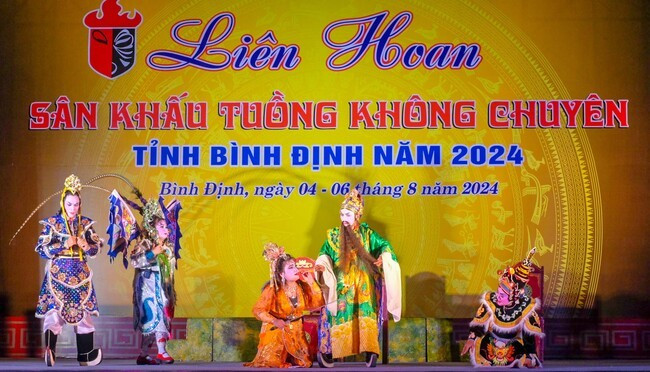 Những đợt liên hoan hát bội là dịp để nghệ nhân giao lưu, chung tay bảo tồn di sản. Ảnh: NGỌC NHUẬN