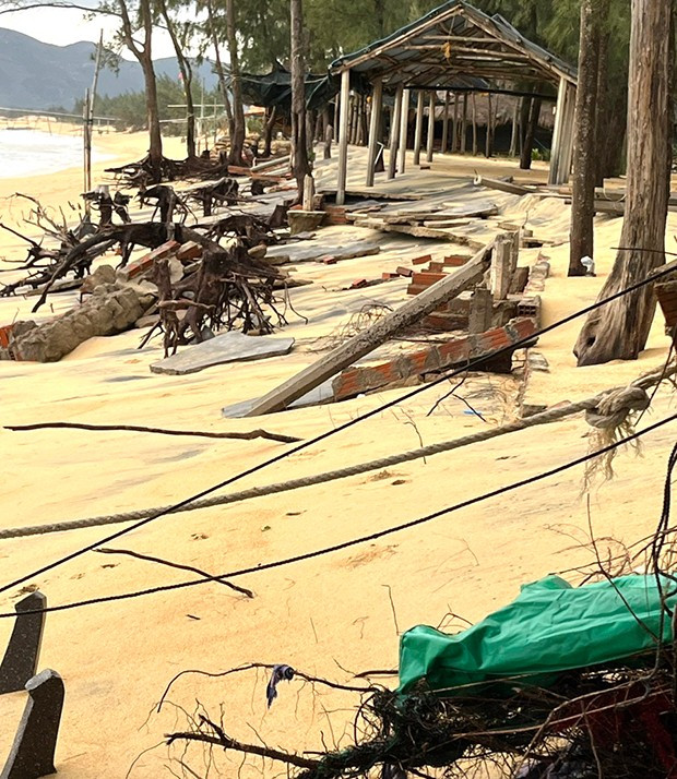 Triều cường dâng cao đánh sập nhiều hàng quán dọc bờ biển tại khu phố An Quang Đông, thị trấn Cát Khánh (huyện Phù Cát).