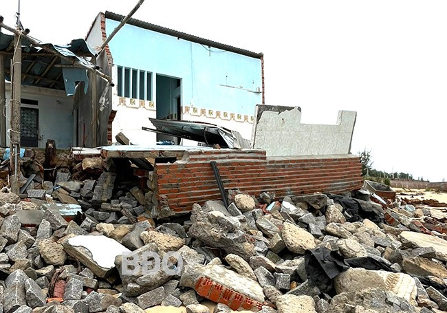 Căn nhà của ông Trương Văn Đông bị sóng đánh sập hoàn toàn.