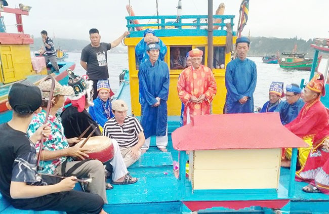 Lễ nghinh thủy lục rước hồn Ông Nam Hải ngoài biển khơi. Ảnh: Đặng Hoan.