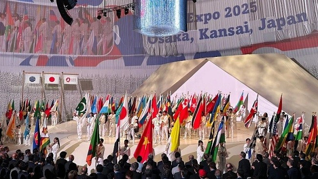 Lá cờ Việt Nam tại lễ khai mạc Triển lãm thế giới EXPO 2025. (Ảnh: Cục Hợp tác quốc tế cung cấp) Lá cờ Việt Nam tại lễ khai mạc Triển lãm thế giới EXPO 2025. (Ảnh: Cục Hợp tác quốc tế cung cấp)