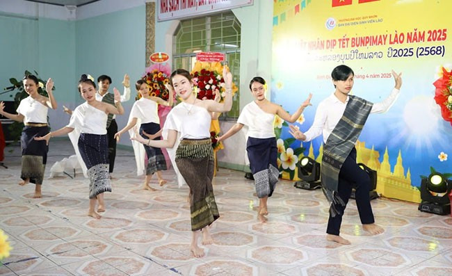 Nhiều tiết mục văn nghệ đặc sắc mang đậm sắc màu văn hóa Lào được tổ chức tại buổi gặp mặt. Ảnh: H.Đ