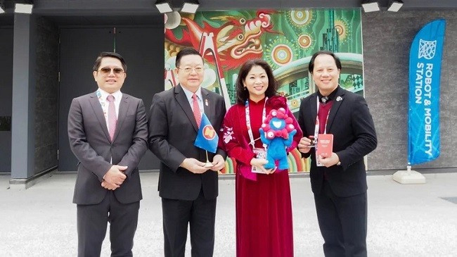 Tổng đại diện, Phó tổng đại diện Việt Nam, Tổng lãnh sự Việt Nam tại Osaka và Tổng Thư ký ASEAN chụp ảnh trước Nhà Triển lãm Việt Nam. Tổng đại diện, Phó tổng đại diện Việt Nam, Tổng lãnh sự Việt Nam tại Osaka và Tổng Thư ký ASEAN chụp ảnh trước Nhà Triển lãm Việt Nam.