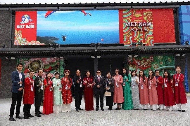 Lãnh đạo và cán bộ Nhà Triển lãm Việt Nam chụp ảnh cùng Tổng lãnh sự Việt Nam tại Osaka. Lãnh đạo và cán bộ Nhà Triển lãm Việt Nam chụp ảnh cùng Tổng lãnh sự Việt Nam tại Osaka.