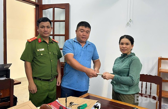 Trao trả lại tài sản cho người dân. Ảnh: ĐVCC Trao trả lại tài sản cho người dân. Ảnh: ĐVCC