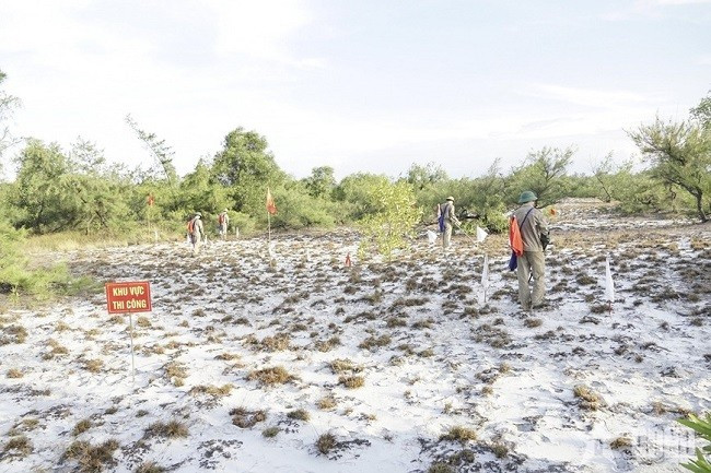Rà phá, khắc phục hậu quả bom, mìn tại thôn Tân Hải, xã Ngư Thủy Bắc, huyện Lệ Thủy (Quảng Bình).