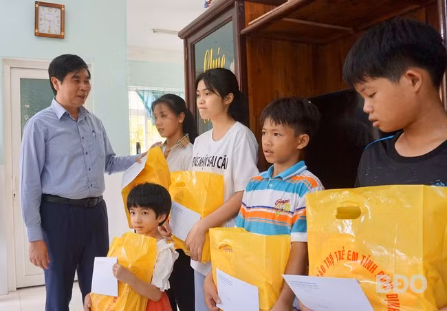 Phó Chủ tịch UBND tỉnh Lâm Hải Giang động viên các em học tập tốt. Ảnh: Đ.T