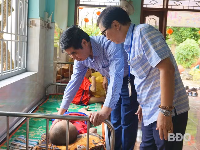 Phó Chủ tịch UBND tỉnh Lâm Hải Giang tặng quà, thăm hỏi các em nhỏ Trung tâm Công tác xã hội và Bảo trợ xã hội tỉnh. Ảnh: Đ.T