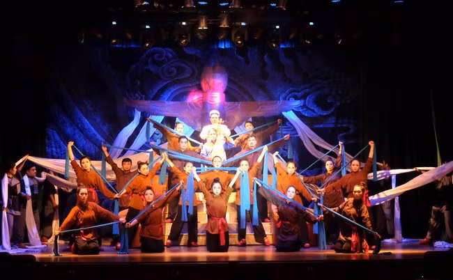 Một cảnh trong vở ca kịch bài chòi Cô thần - vở diễn đoạt HCV tại Liên hoan Tuồng và Dân ca kịch toàn quốc năm 2022. Ảnh: NGỌC NHUẬN