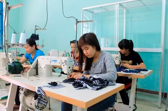 Người lao động học nghề may tại Trung tâm GDNN - GDTX An Nhơn.