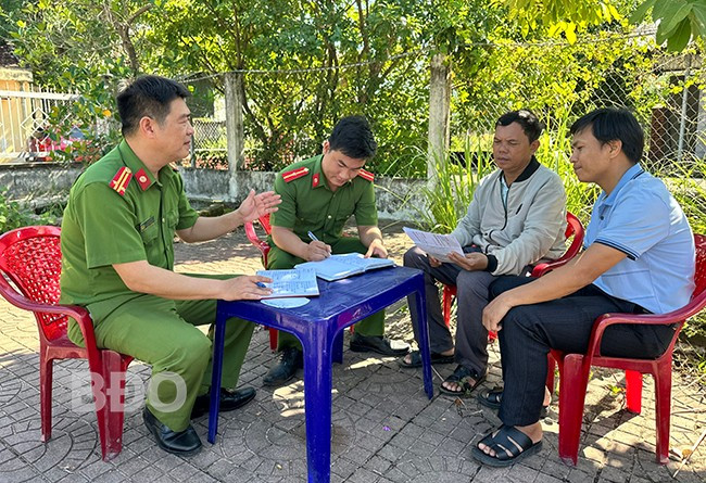 Cán bộ CA xã Canh Hòa (huyện Vân Canh) trao đổi, ghi nhận thông tin về tình hình ANTT từ người dân làng Canh Phước. Ảnh: CHƯƠNG HIẾU Cán bộ CA xã Canh Hòa (huyện Vân Canh) trao đổi, ghi nhận thông tin về tình hình ANTT từ người dân làng Canh Phước. Ảnh: CHƯƠNG HIẾU