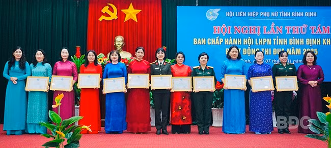 Đại diện lãnh đạo Hội LHPN tỉnh trao Bằng khen của Hội LHPN tỉnh cho các tập thể hoàn thành xuất sắc nhiệm vụ. Ảnh: T.K