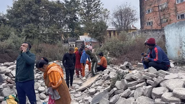 Người dân Nepal đã tụ tập bên ngoài nhà của họ sau trận động đất. Ảnh: DW
