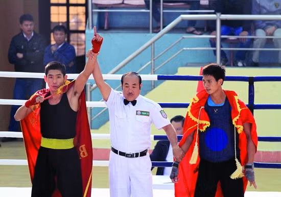 Võ sĩ Hồ Tấn Đạt (bên trái) đã gặt hái được rất nhiều thành công trong năm 2014.