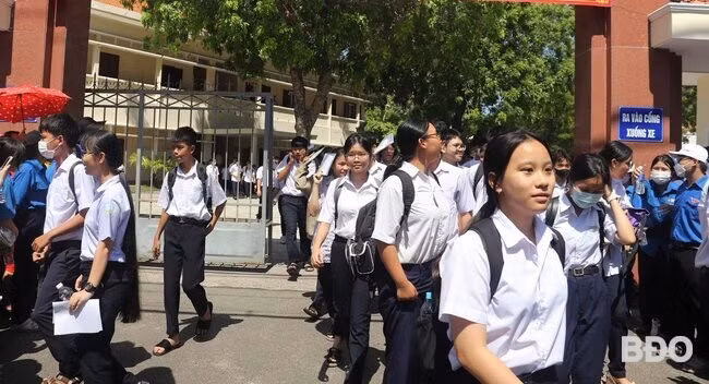 Sáng nay, thí sinh thi môn đầu tiên tại điểm thi Trường Quốc học Quy Nhơn. Ảnh: H.T. ĐIỂM