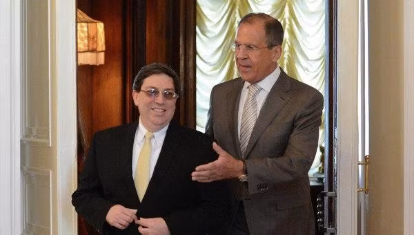 Ngoại trưởng Nga Sergei Lavrov (phải) và người đồng cấp Cu Ba Bruno Rodriguez (trái)