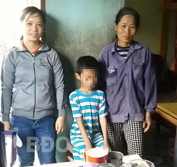 Trung tâm CTXH và BTXH tỉnh đưa cháu Lê Trung T. về với gia đình. Trung tâm CTXH và BTXH tỉnh đưa cháu Lê Trung T. về với gia đình.