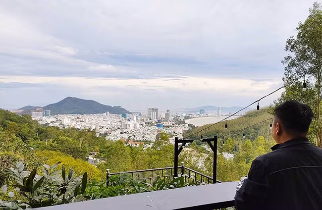 Ngồi ở The Pumbaa coffee, bạn có thể ngắm được toàn cảnh TP Quy Nhơn.