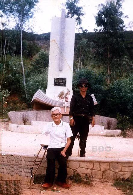 Ông Nguyễn Văn Xê (ngồi phía trước) trong một lần viếng thăm khu tưởng niệm Hàn Mặc Tử ở Quy Hòa.