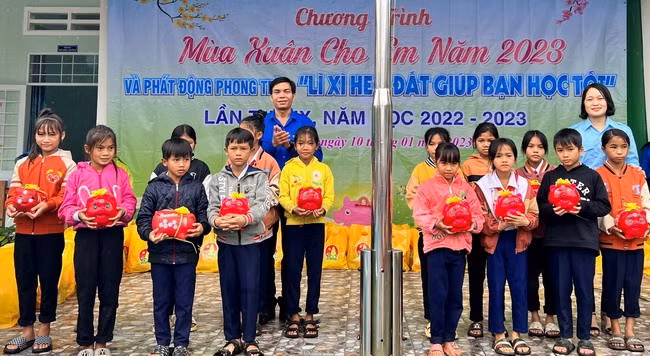 Hội đồng Đội tỉnh phát động Tuần lễ “Lì xì heo đất giúp bạn học tốt” tại Trường Tiểu học An Vinh (huyện An Lão). Ảnh: D.Đ