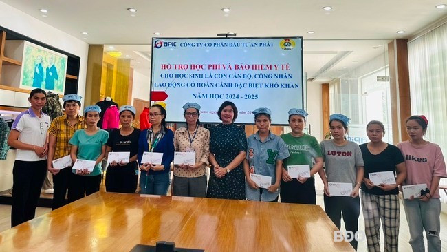 Lãnh đạo Công đoàn công ty trao tiền hỗ trợ thẻ BHYT và học phí cho phụ huynh học sinh. Ảnh: Công ty cung cấp. Lãnh đạo Công đoàn công ty trao tiền hỗ trợ thẻ BHYT và học phí cho phụ huynh học sinh. Ảnh: Công ty cung cấp.