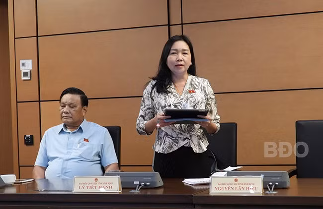 Đại biểu Lý Tiết Hạnh tham gia thảo luận dự án Luật Dữ liệu và dự án Luật sửa đổi, bổ sung một số điều của Luật BHYT. Ảnh: Đoàn ĐBQH tỉnh