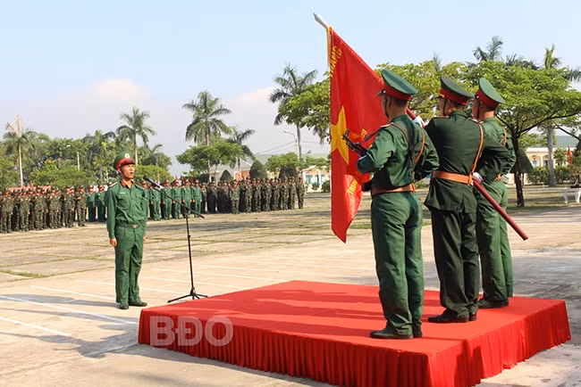 Chiến sĩ mới tuyên thệ dưới Quân kỳ Quyết thắng. Ảnh: H.P