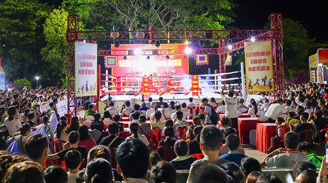 Đông đảo khán giả đến xem Đêm võ đài Bình Định. Ảnh: N.D