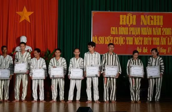 Các phạm nhân có hoàn cảnh gia đình khó khăn, không có người thăm nuôi, được nhận quà hỗ trợ của Trại giam Kim Sơn.