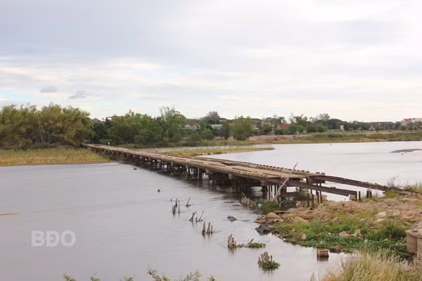 Cầu Kiên Mỹ cũ đã bị hư hỏng nặng nề.