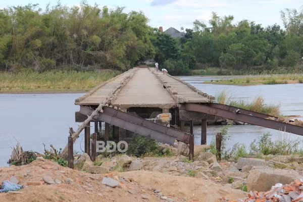 Nhiều mố cầu của cầu Kiên Mỹ cũ bị sập.