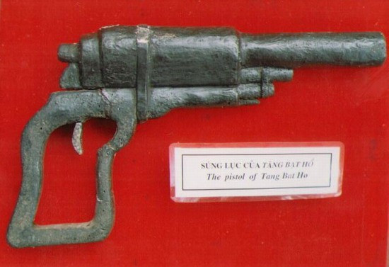 Súng lục của Tăng Bạt Hổ (hiện vật trưng bày tại Bảo tàng Cách mạng Việt Nam).